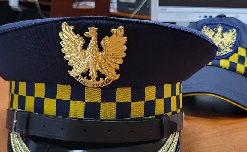Czapka straznika miejskiego, na górze figuraka orła 