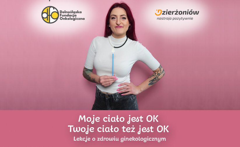Kobieta w białej koszulce ze stetoskopem, obo logo Dzierżoniowa