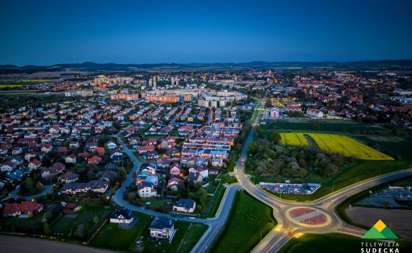 Miasto wieczorem widziane z góry, na pierwszym planie duże rondo