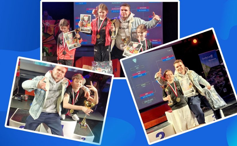 na niebieskim tle rozsypane trzy zdjęcia zawodników z trenerem, medalami i pucharami