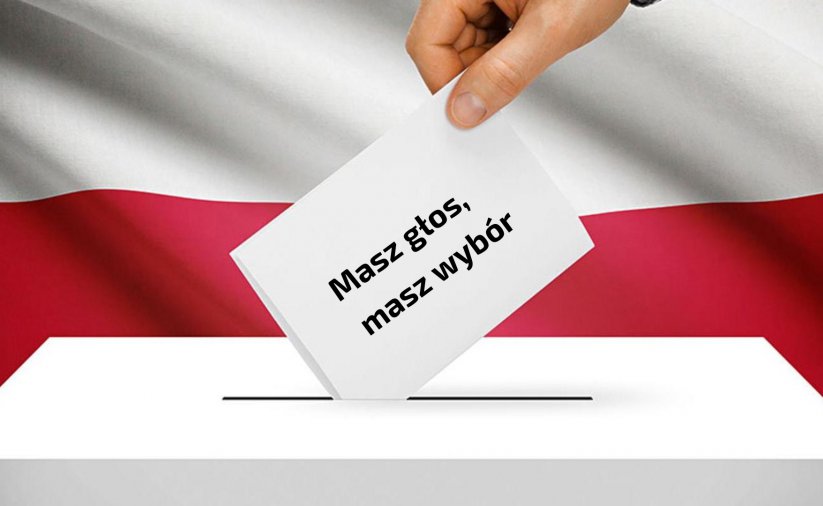 Urna wyborcza na tle flagi Polski, nad nią ręka w której ktoś trzyma kartkę z napisem: masz głos, masz wybór