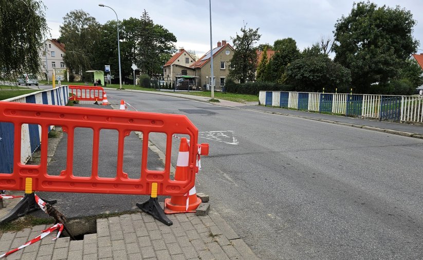 Most, po lewej stronie zagorodzony czerwonymi barierkami chodnik