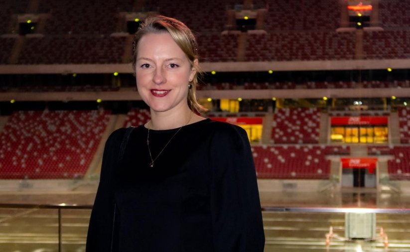 Alicja Dydo-Warchoł na stadionie narodowym, w tle trybuny