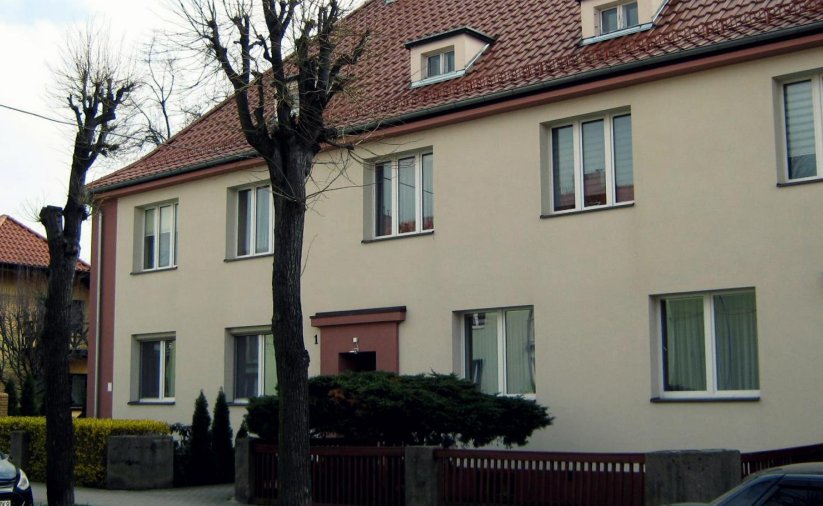 Dom wielorodzinny, elewacja w piaskowym kolorze