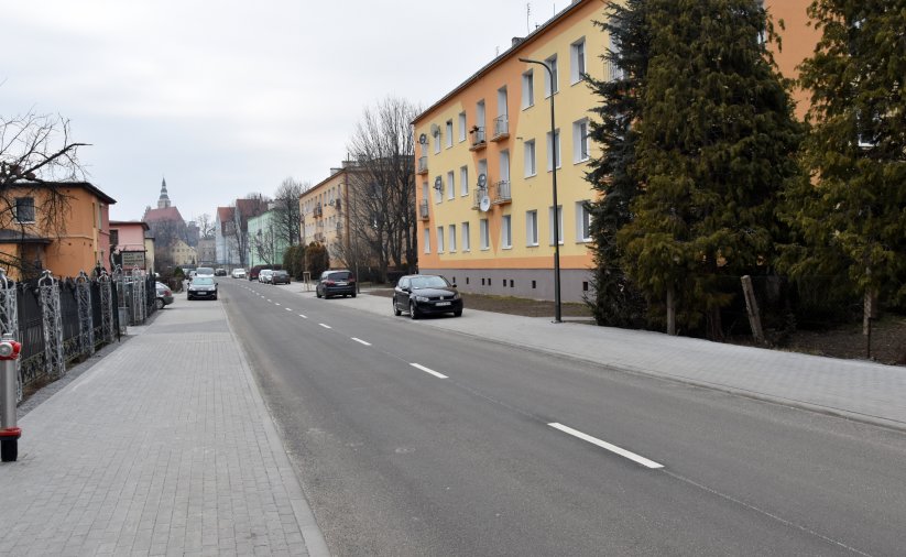 Ulica Słowiańska po remoncie, po bokach nowe chodniki, za nimi domy jedno i wielorodzinne