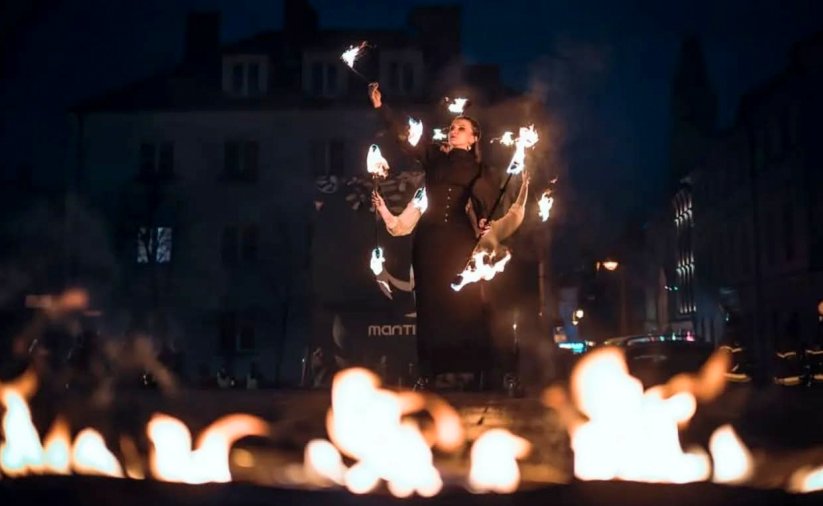 Pokaz teatru ognia w nocnej scenerii