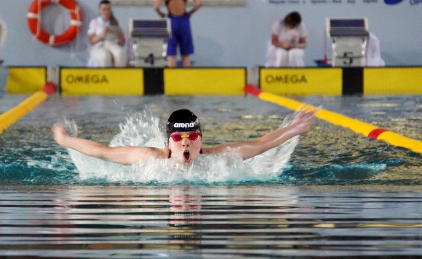 Zuzanna Szel podczas startu na basenie krytym