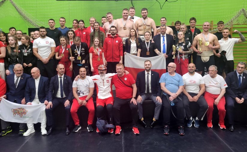 Grupowe zdjecie zawodnków, trenerów i działaczy, wielu z nich z barwach Polski