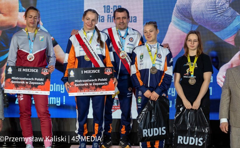 Cztery zawodniczki na podium z pucharami i dyplomami