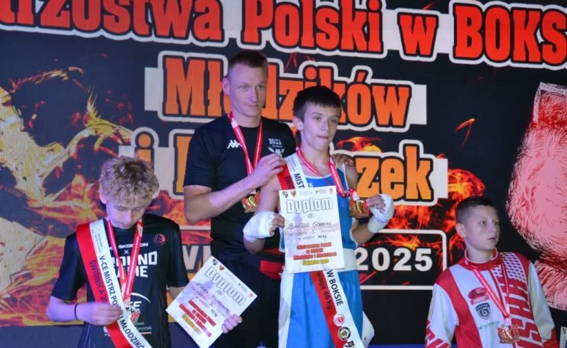 Bartek Górecki na najwyższym stopniu podium, za nim trener Patryk Ciszewski