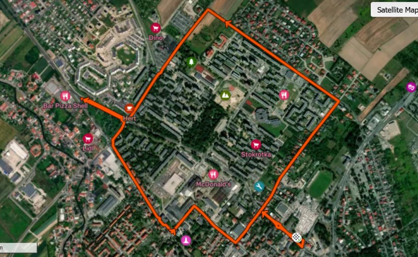 Dzierżoniów z góry. Na pomarańczowo zaznaczony przebieg trasy biegu