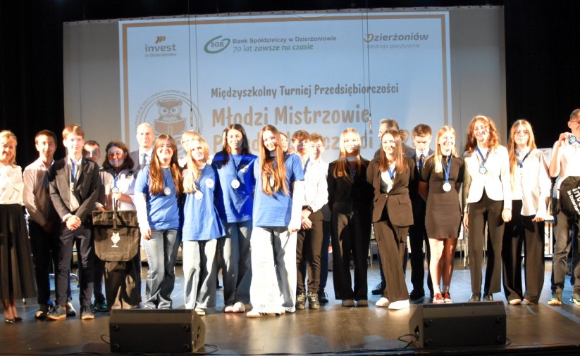 Laureaci konkursu przedsiębiorczości - uczniowie z wiceburmistrz Dorotą Pieszczuch