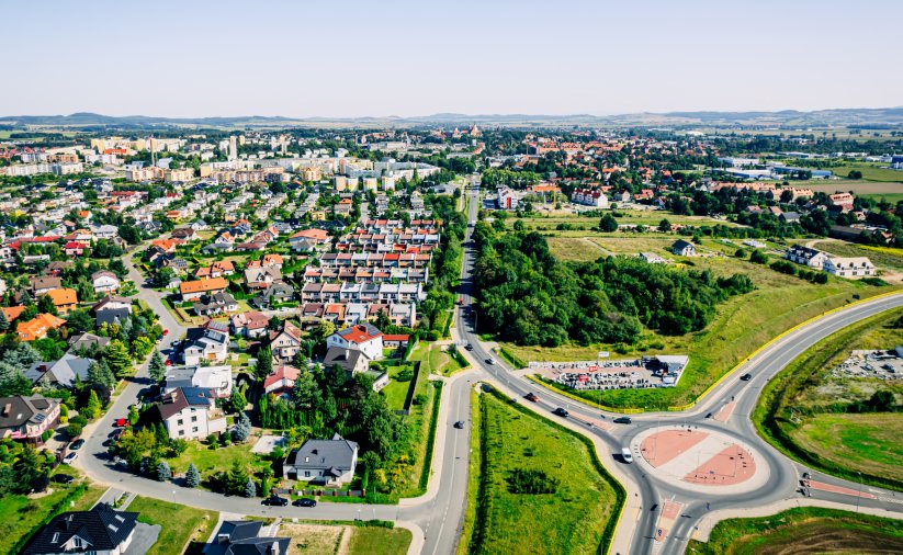 Fragment Dzierżoniowa z lotu ptaka, na pierwszym planie duże rondo