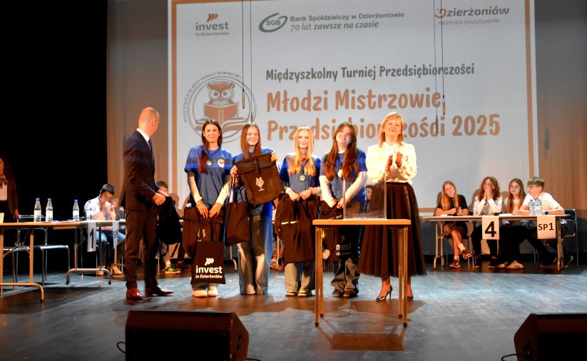 Laureaci konkursu przedsiębiorczości - uczniowie z SP 5 z wiceburmistrz Dorotą Pieszczuch