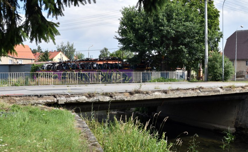 Most na drodze, po jednej stronie usunięta barierka ochronna