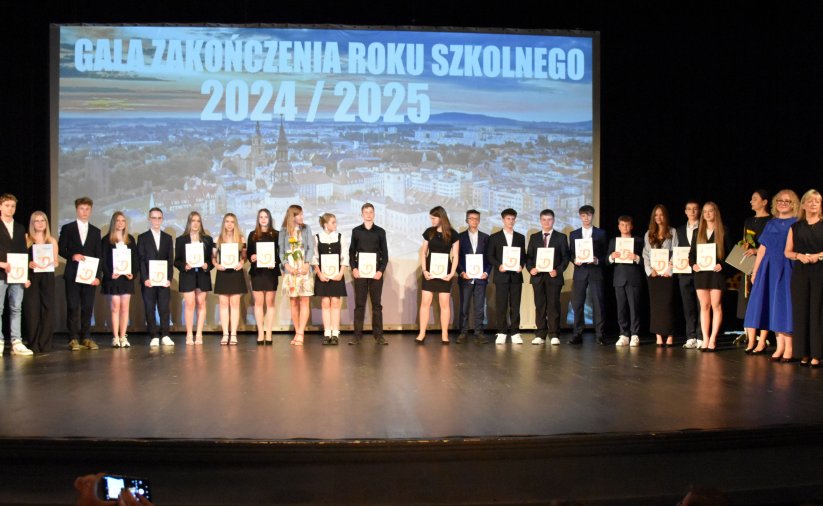 Najzdolniejsi ósmoklasiści na scenie kinoteatru podczas odbierania nagród za wyniki w nauce