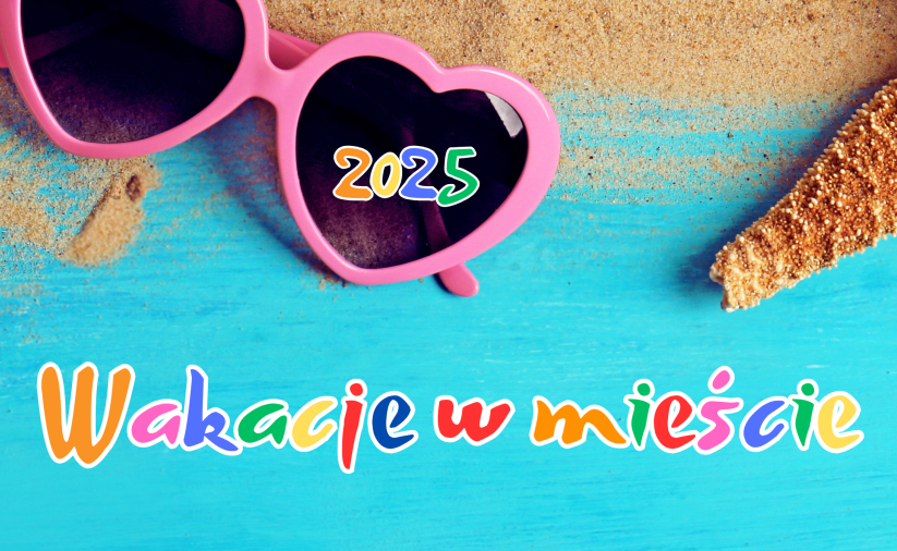Grafika z okularami przeciwsłonecznymi, piaskiem i napisem "Wakacje w mieście"