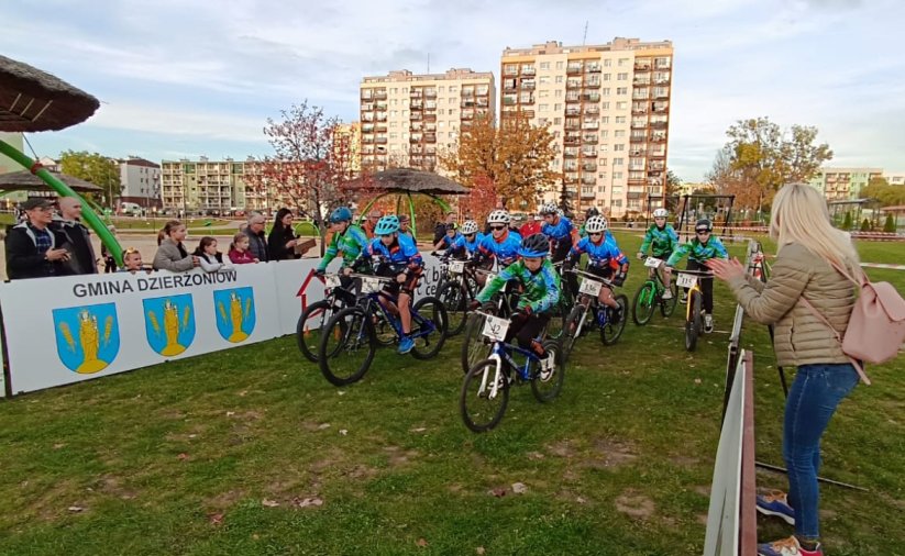 Grupa ścigających się rowerzystów na terenie Alei Bajkowych Gwiazd