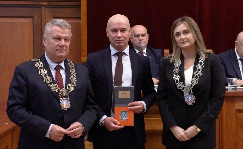 Od lewej burmistrz Dariusz Kucharski, dyrektor biura SZD Marcin Pawełek oraz Agnieszka Denysiak, przewodnicząca Rady Miejskiej Dzierżoniowa
