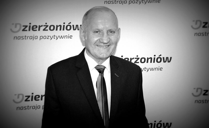 czarno-białe zdjęcie Bolesław Wilkosa na tle ścianki promocyjnej Dzierżoniowa