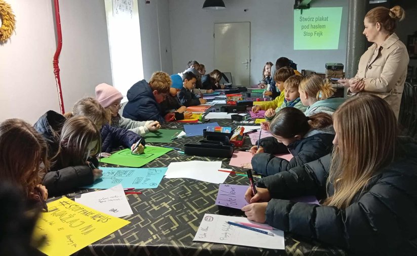 Grupa uczniów na warsztatach w młynie