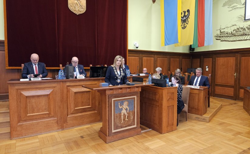 prezydium RM Dzierżoniowa, przemawia Agnieszka Denysiak, przewodnicząca RM