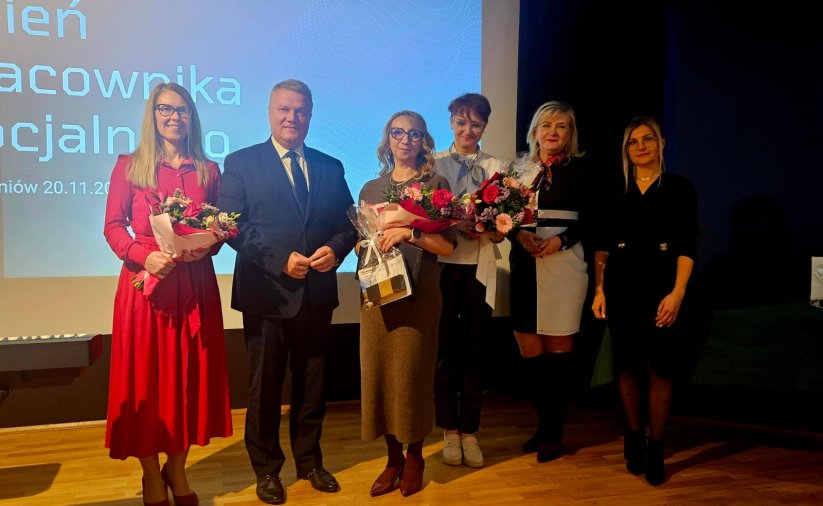 Na zdjęciu od lewej: dyrektor OPS Aneta Grzelka, burmistrz Draiusz Kucharski, dyrektor ŚDS Agnieszka Petruk-Mika, dyrektor Centrum Seniora Anna Polowczyk, dyrektor Wydziału Edukacji i Spraw Społecznych UM Aneta Błaszczuk oraz kierownik Biura Spraw Społecznych UM  Sylwia Głogowska-Trzeciak