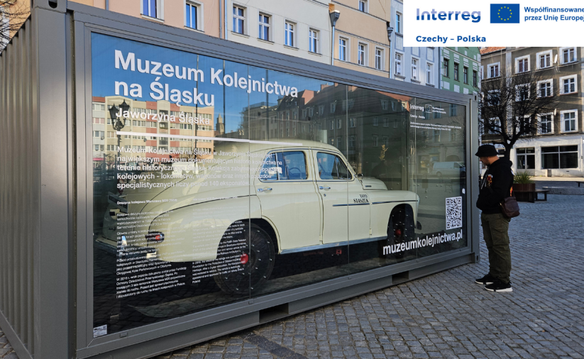 Zdjęcie gabloty z drezyną oglądaną z uwagą przez zaciekawionego mężczyznę