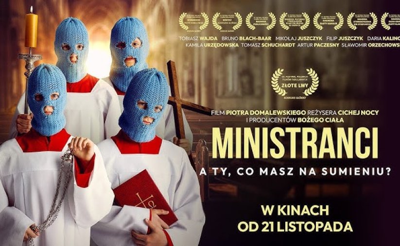 ministranci w komżach i niebieskich kominiarkach, napis ministranci