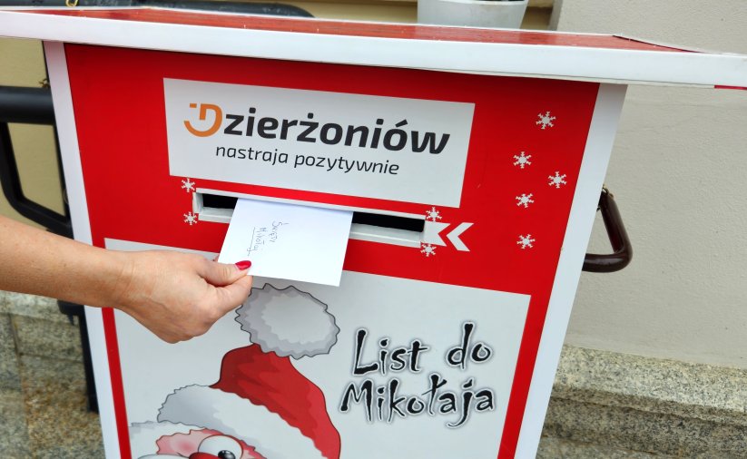 Zdjęcie skrzynki na listy do Mikołaja z ręką wrzucającą list