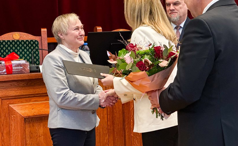 Lucyna Musiał przyjmuje gratulacje i kwiaty z okazji odejścia na emeryturę