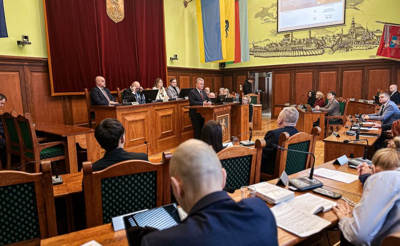 radni podczas sesji RM Dzierżoniowa, na mównicy burmistrz Dariusz Kucharski