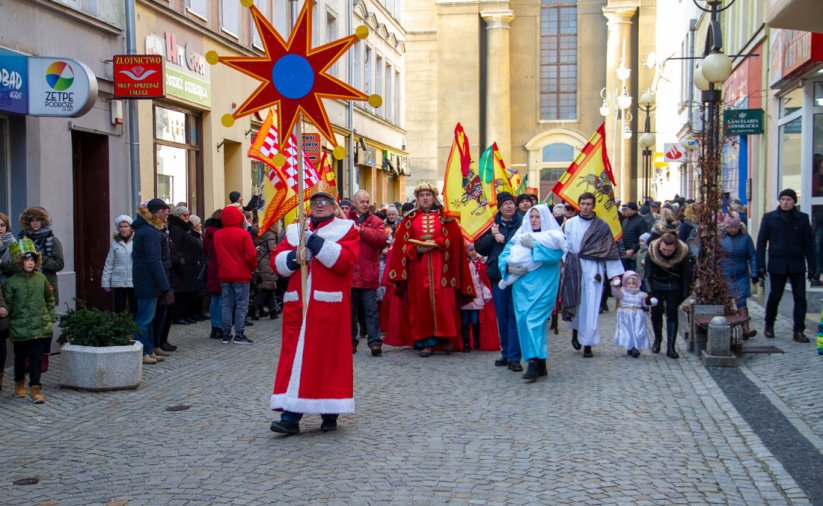 orszak trzech króli podąża ulicą świdnicką w stronę Rynku