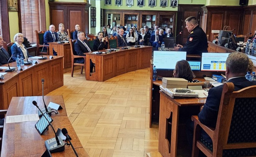 sala rycerska ratusza z radnymi podczas sesji RM