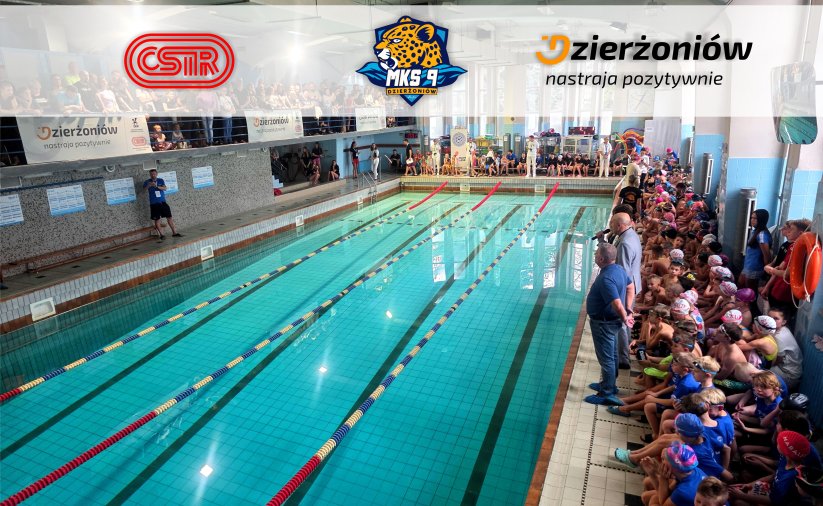 Basen kryty w Dzierżoniowie, dokoła pływacy i trenerzy