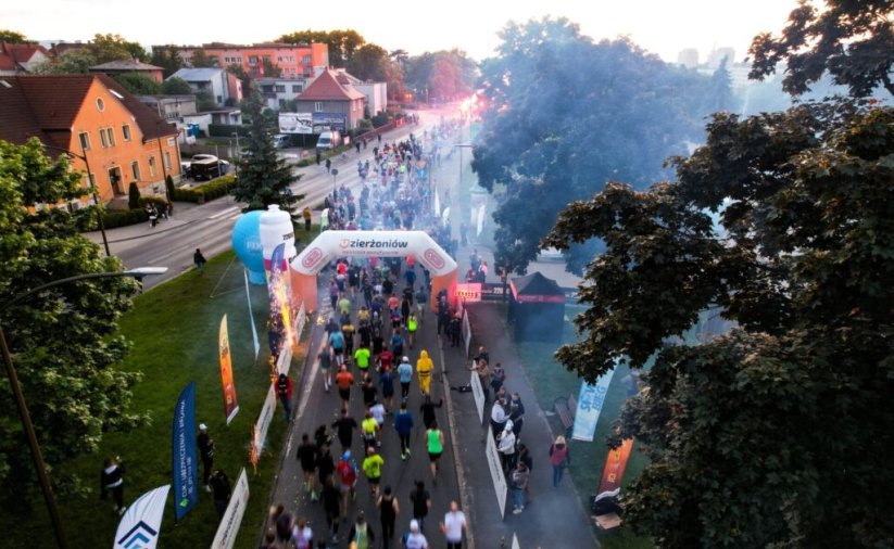 duża grupa biegaczy z lotu ptaka na starcie Sowiego Biegu