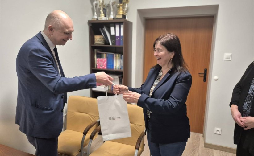 dolnośląski wicekurator oświaty Dariusz Wójcik wręcza nagrodę nauczycielce SP 9 Annie Szczepaniak