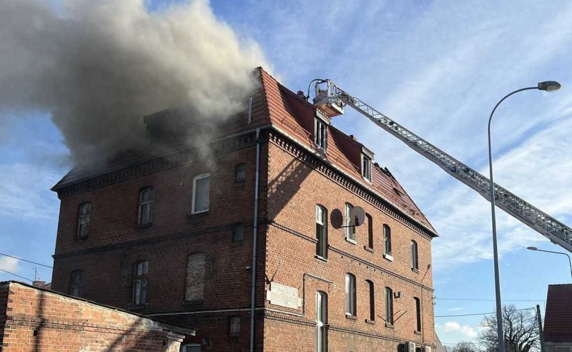 płonący budynek przy ul. Brzegowej 85 w Dzierżoniowie, kłęby dymu z dachu