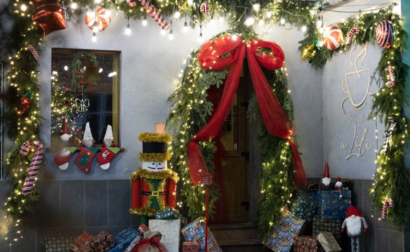pieknie przystrojone świątecznie wejście do kawiarni