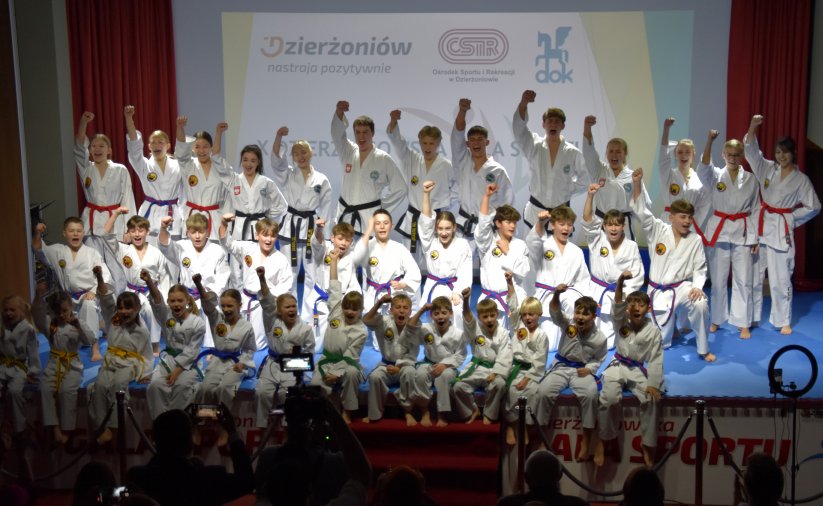 grupa zawodników teakwon-do podczas 10. gali sportu