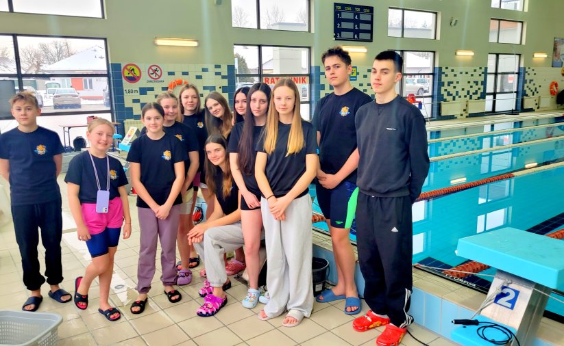 Grupa pływaków MKS 9 przy basenie