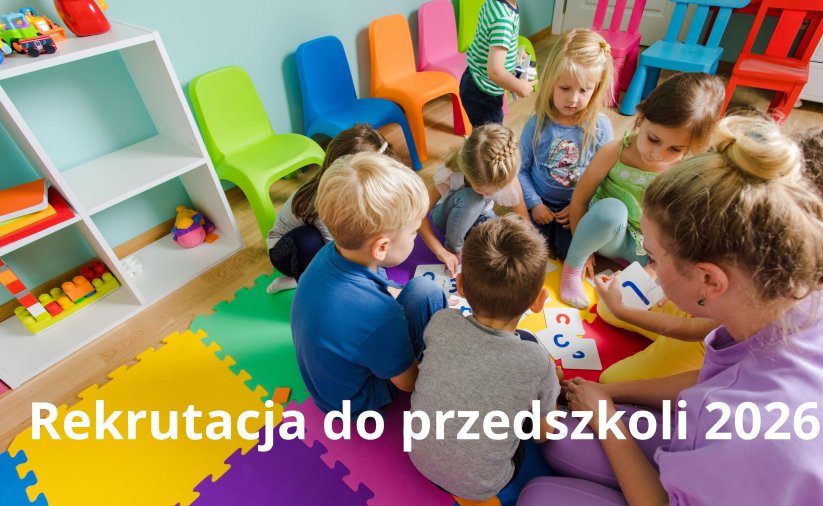 Grupa dzieci w wieku przedszkolnym na kolorowej podłodze bawi się z opiekunką