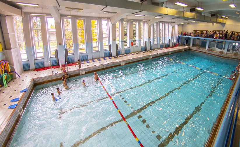 Basen kryty, w wodzie dzieci