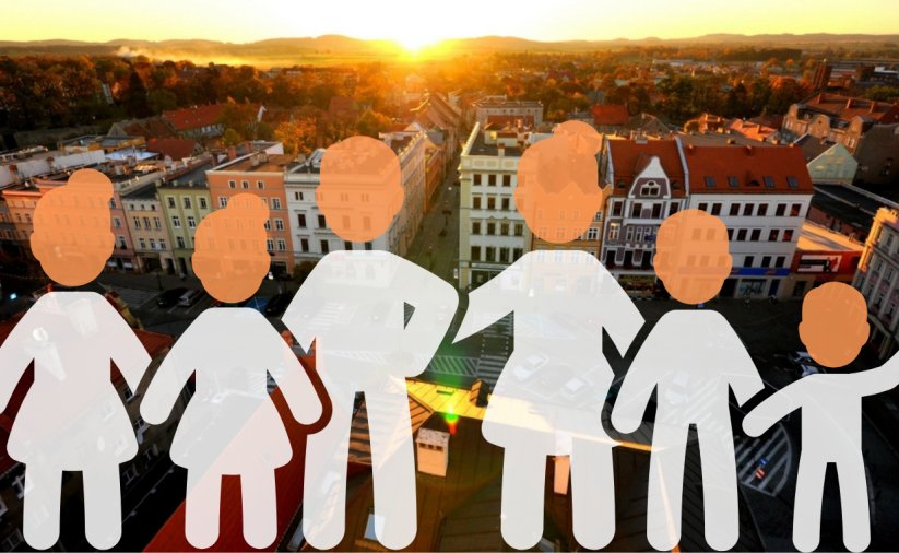 Graficzne sylwetki osób w różnych wieku na tle zdjęcia miasta