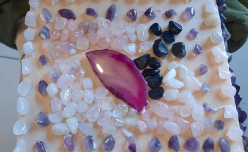 Szkatułka ozdobiona kamieniami