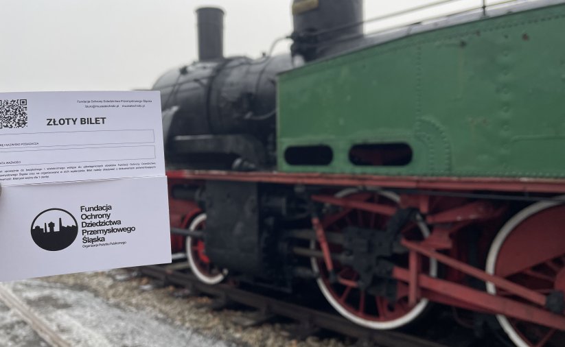 Zloty bilet na tle lokomotywy
