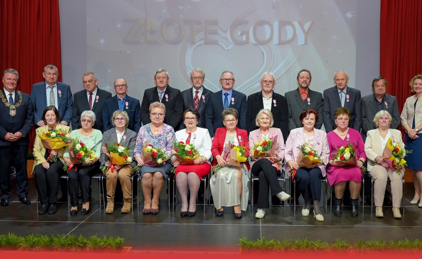 Grupowe zdjęcie jubilatów z burmistrzem o kierowniczką USC