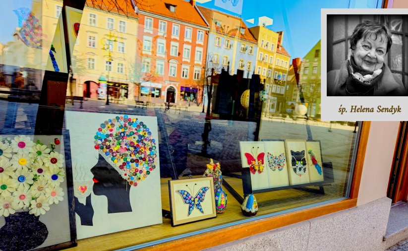 Witryna okienna z pracami artystycznymi i zdjęciem autorki