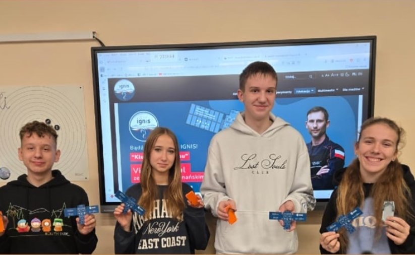 uczniowie podczas warsztatów oraz efekty ich pracy – samodzielnie wykonane klucze do nauki alfabetu Morse'a