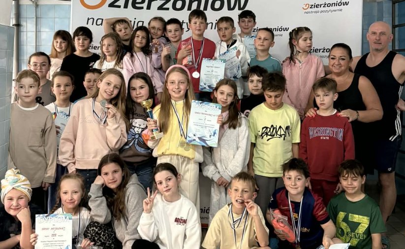 Grupowe zdjęcie kilkudziesięciu uczestników zawodów